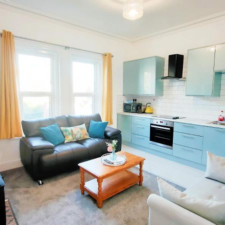 Flat-C, 4 Adults, 20 Mins To Beach, Netflix, Wifi, Sleeps 4 Adults Bournemouth Zewnętrze zdjęcie