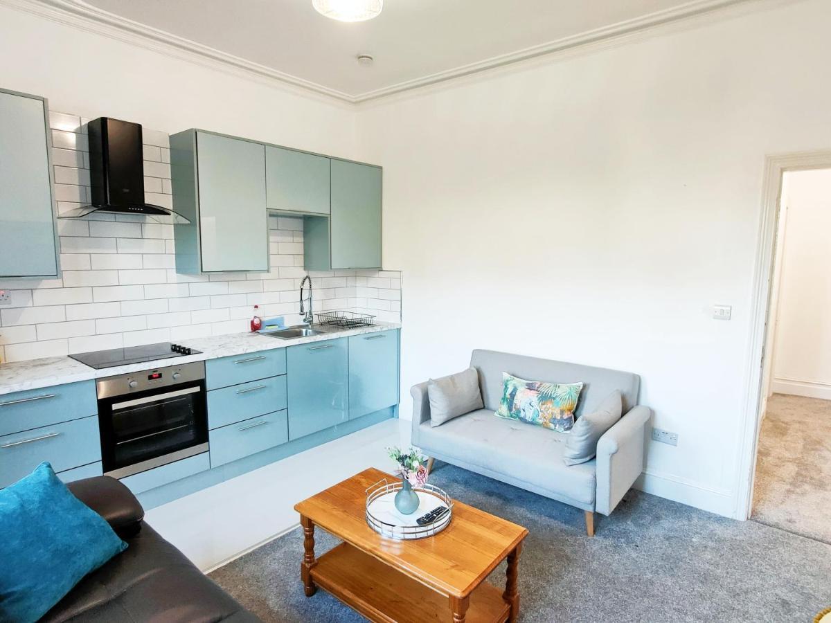 Flat-C, 4 Adults, 20 Mins To Beach, Netflix, Wifi, Sleeps 4 Adults Bournemouth Zewnętrze zdjęcie
