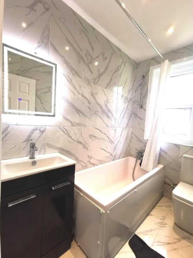 Flat-C, 4 Adults, 20 Mins To Beach, Netflix, Wifi, Sleeps 4 Adults Bournemouth Zewnętrze zdjęcie