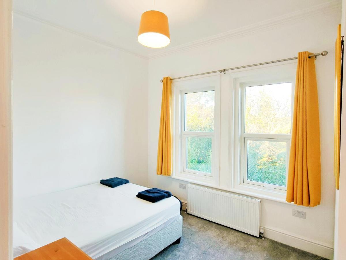 Flat-C, 4 Adults, 20 Mins To Beach, Netflix, Wifi, Sleeps 4 Adults Bournemouth Zewnętrze zdjęcie
